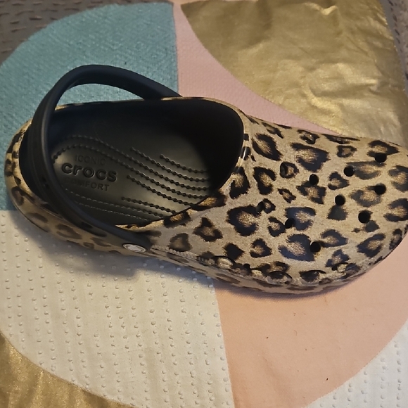 CROCS Womens Black and Tan Leopard - Picture 8 of 8